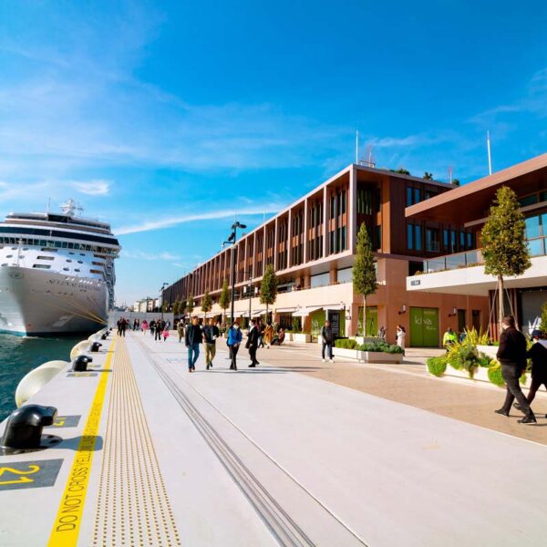 Yeganehtours.com_Galataport_shopping_center_in_Istanbul مرکز خرید گالاتاپورت