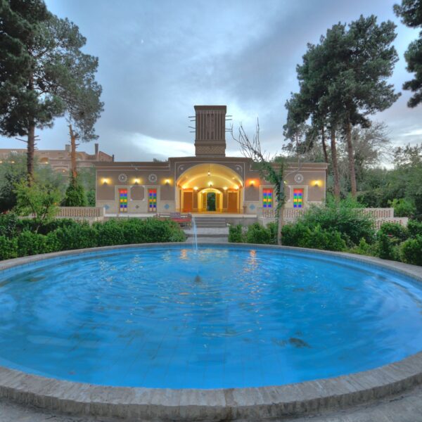 Yeganehtours.com_Moshir_al-Mamalek_Garden_Hotel_01