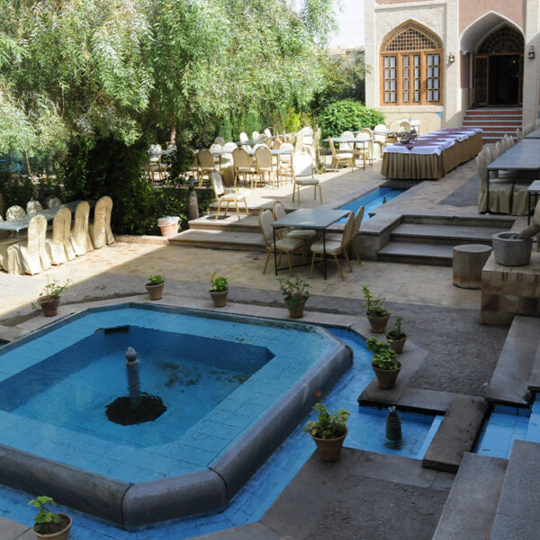 Yeganehtours.com_Moshir_al-Mamalek_Garden_Hotel_02