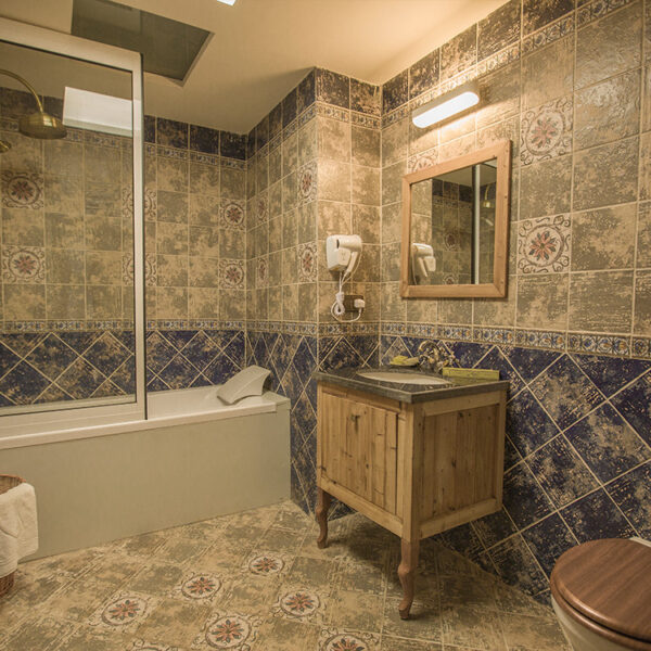 Yeganehtours.com_Moshir_al-Mamalek_Garden_Hotel_17