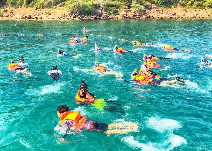 Yeganehtours.com_Boat_on_the_coral_island_of_Pattaya شنا در سواحل مرجانی پاتایا