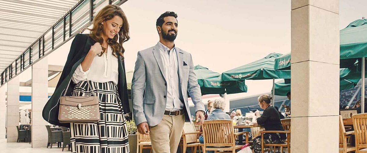 Yeganehtours.com_Best_Shopping_Malls_In_Abu_Dhabi زوجی در حال خرید از بهترین مراکز خرید ابوظبی