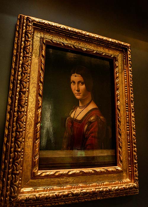Yeganehtours.com_leonardo_Da_Vinci_Louvre_Abu_Dhabi اثری از لئوناردو داوینچی به نام La Belle Ferroniere, 1495 1499