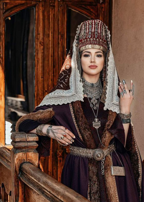 Yeganehtours.com_Armenian_women's_headscarf_02 سربندهای زنان ارمنی از بهترین سوغات ارمنستان 2