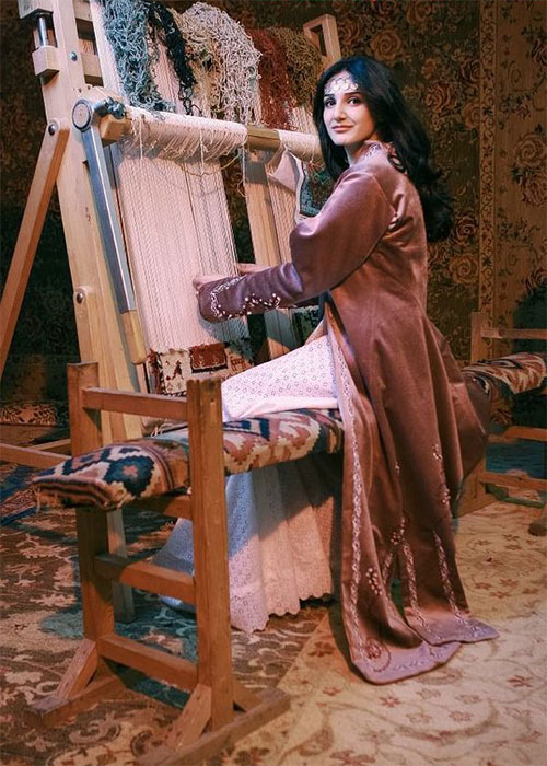 Yeganehtours.com_Armenian_carpet_01 زنی ارمنی در حال بافت فرش