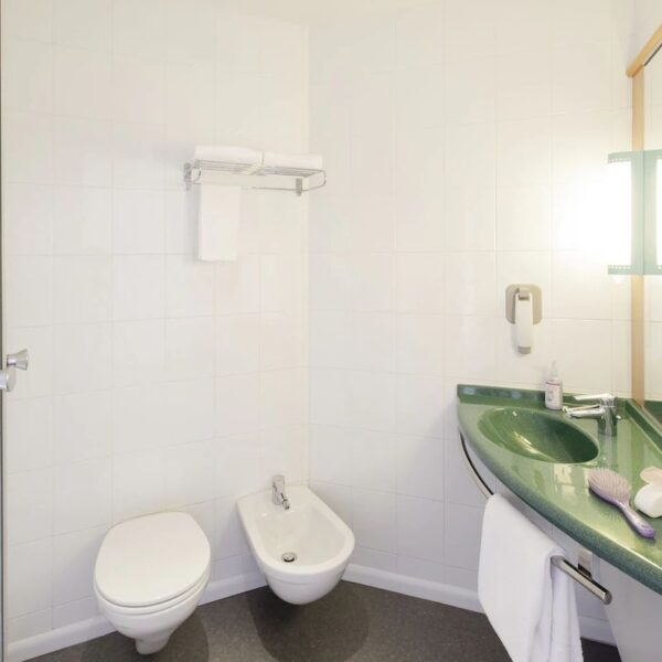 Yeganehtours.com_Ibis_Roma_Fiera_Hotel_03