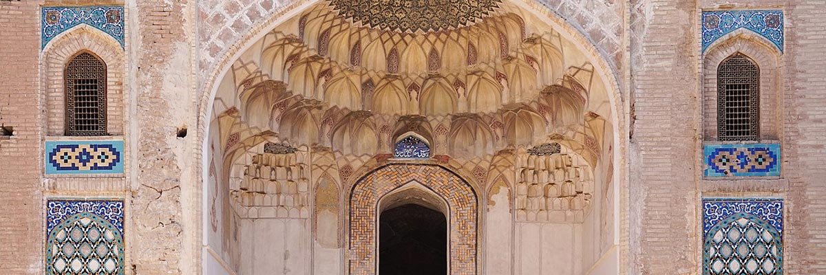 Yeganehtours.com_Kerman_Ganjalikhan_Carvanserai_07 کاروانسرای گنجعلی خان کرمان - مقرنسهای ایوان - 1