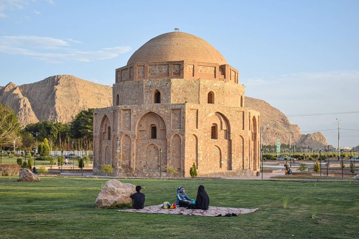 پارک جبلیه در کنار گنبد جبلیه کرمان