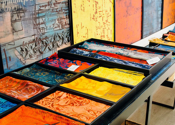 Yeganehtours.com_Silk_Scarf روسری های ابریشمی از بهترین سوغات ارمنستان