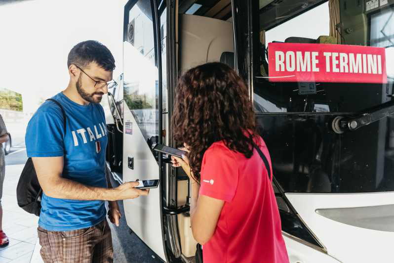 چک کردن بلیت مسافر برای ترنسفر با اتوبوس از فرودگاه لئوناردو داوینچی