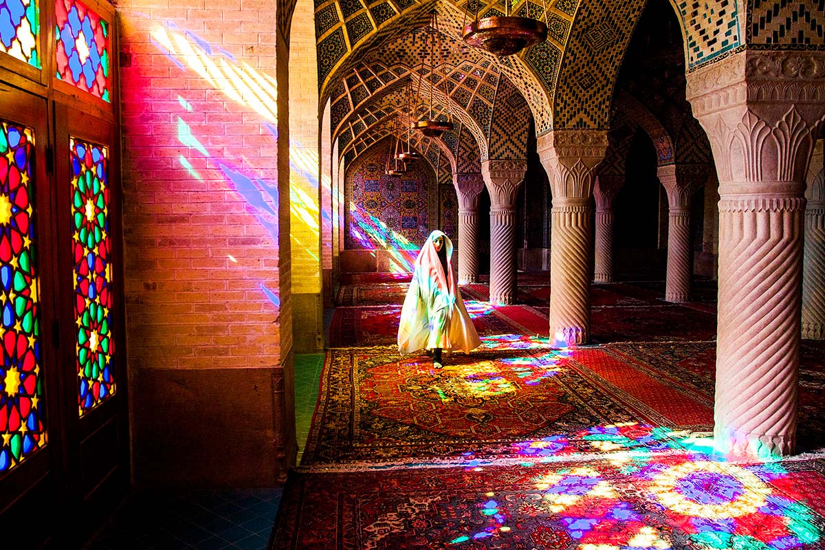 نمایی از داخل شبستان غربی مسجد نصیرالملک شیراز