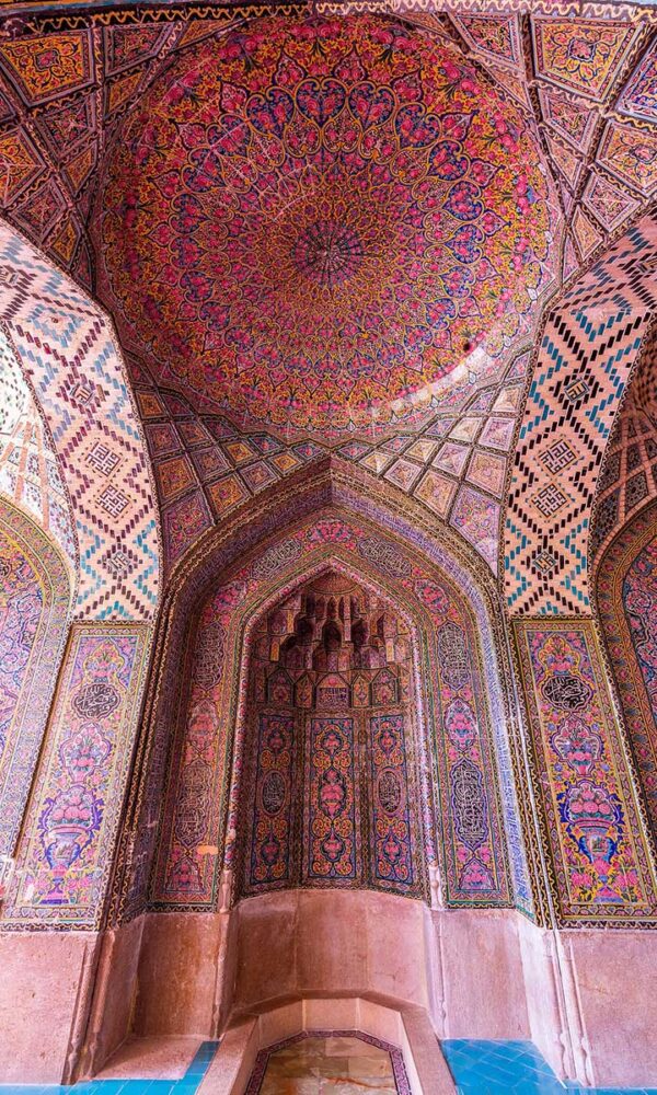 مسجد نصیرالملک شیراز - محراب شبستان رنگین کمان - 1