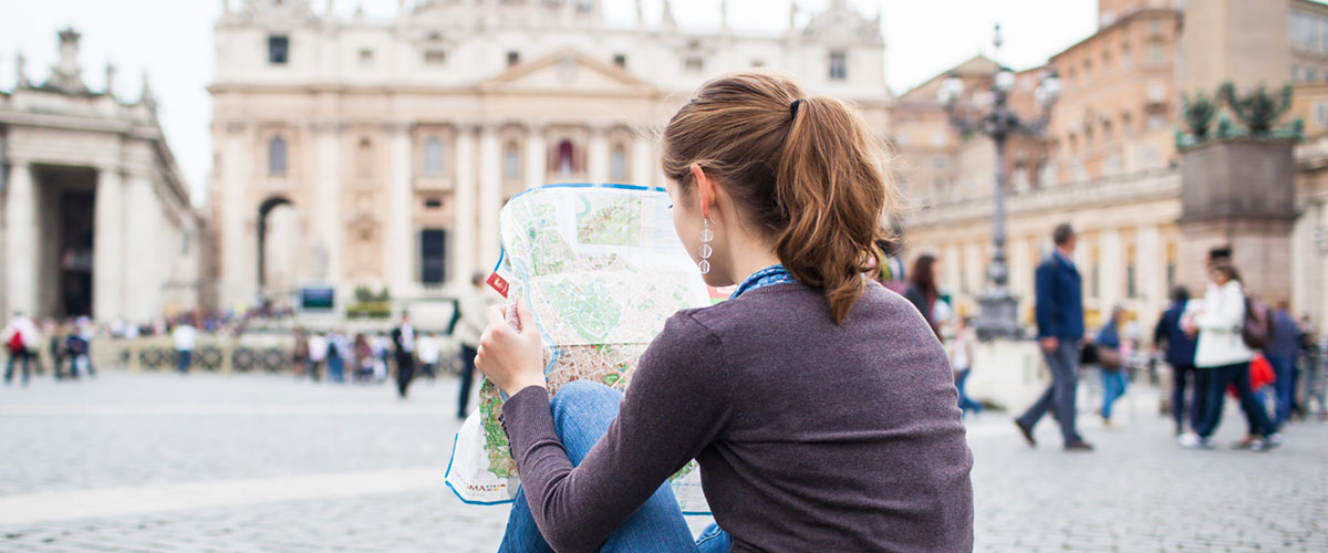 دختری در حال خواندن نقشه گردشگری رم