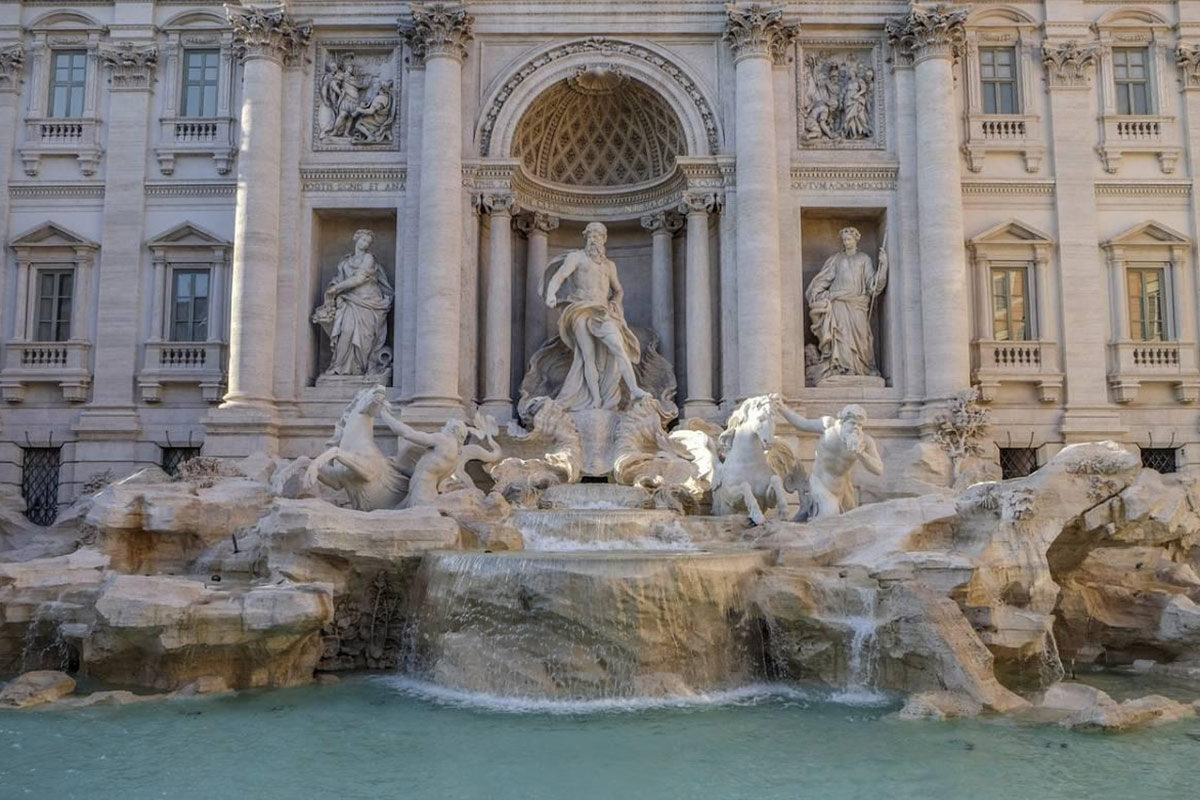 نمای کلی از فواره تروی در رم ایتالیا