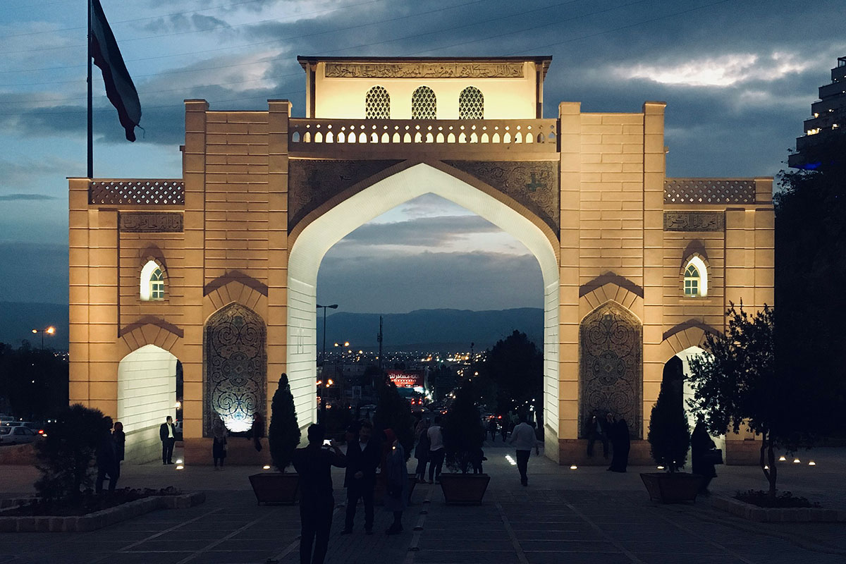 نمایی از دروزاه قرآن شیراز در شب