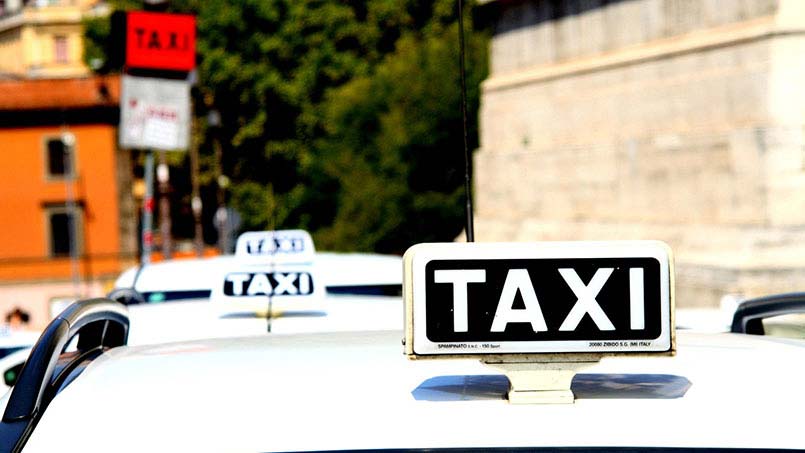 تاکسی های سفید رنگ در رم ایتالیا