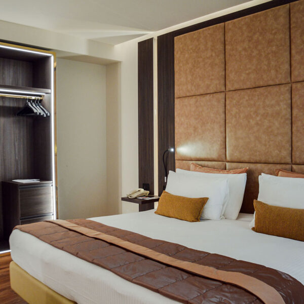 Yeganehtours.com_Cavalieri_Hotel_Milan_07