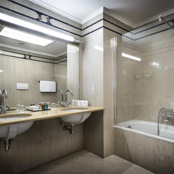 Yeganehtours.com_Cavalieri_Hotel_Milan_13