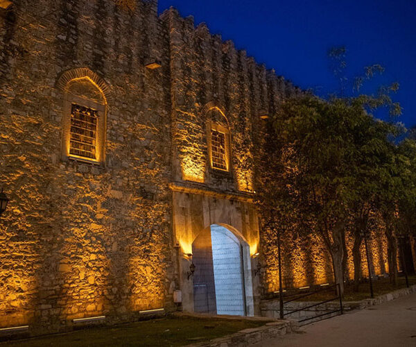 Yeganehtours.com_Oküz_Mehmed_Pasha_Caravanserai_02 دیواره های سنگی مسافر خانه اوکوز مهمت پاشا