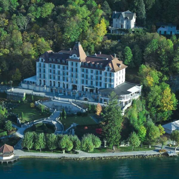 Yeganehtours.com_Palace_de_Menthon_04