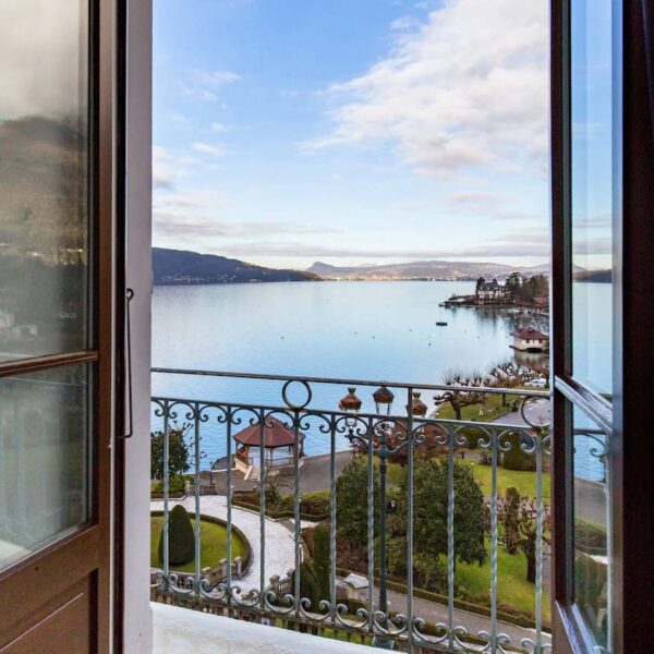 Yeganehtours.com_Palace_de_Menthon_11