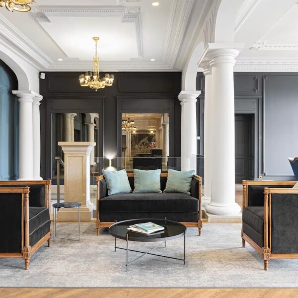 Yeganehtours.com_Palace_de_Menthon_15