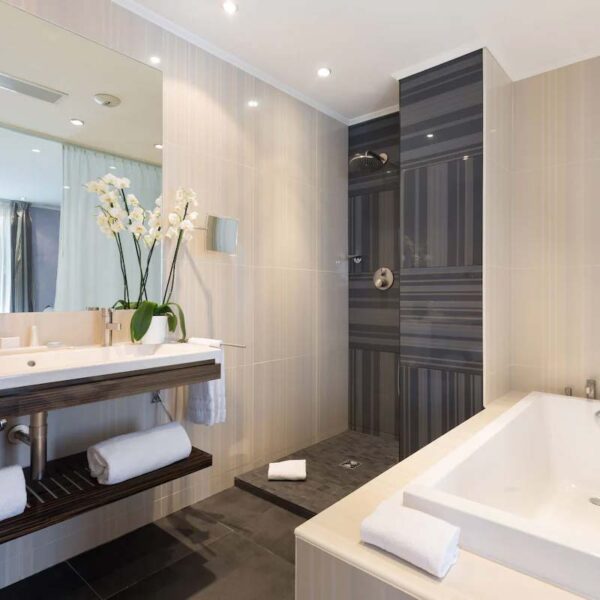 Yeganehtours.com_Best_Western_Plus_Hôtel_Massena_Nice_02