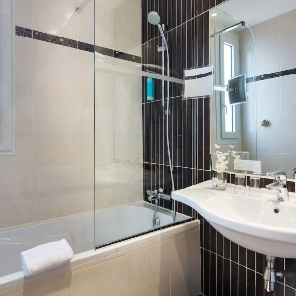 Yeganehtours.com_Best_Western_Plus_Hôtel_Massena_Nice_06