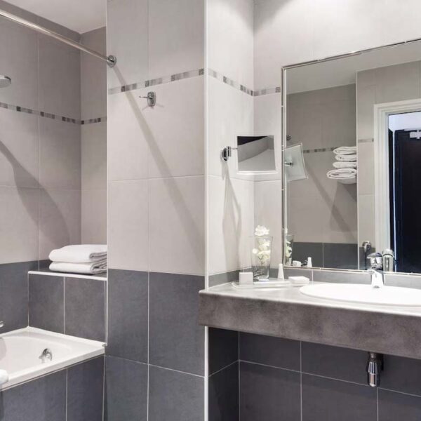 Yeganehtours.com_Best_Western_Plus_Hôtel_Massena_Nice_15