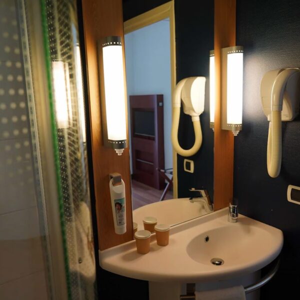 Yeganehtours.com_Ibis_Nice_Centre_Notre_Dame_03