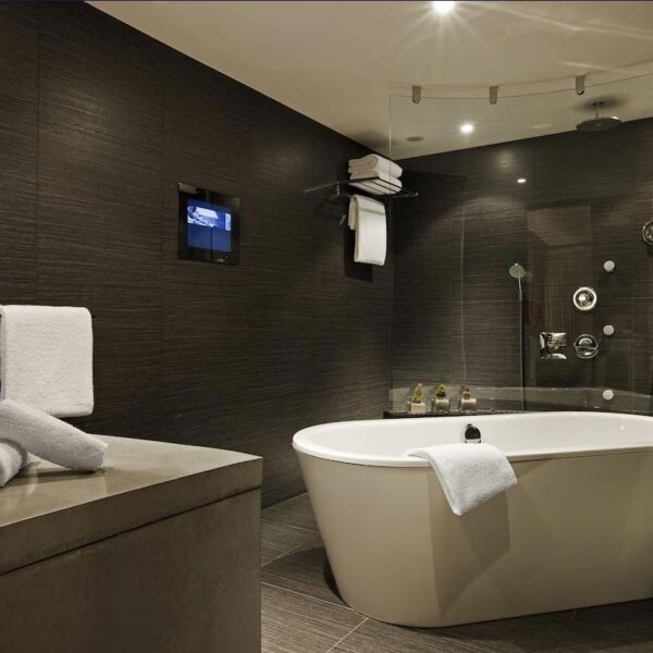 Yeganehtours.com_Sofitel_Marseille_Vieux_Port_05