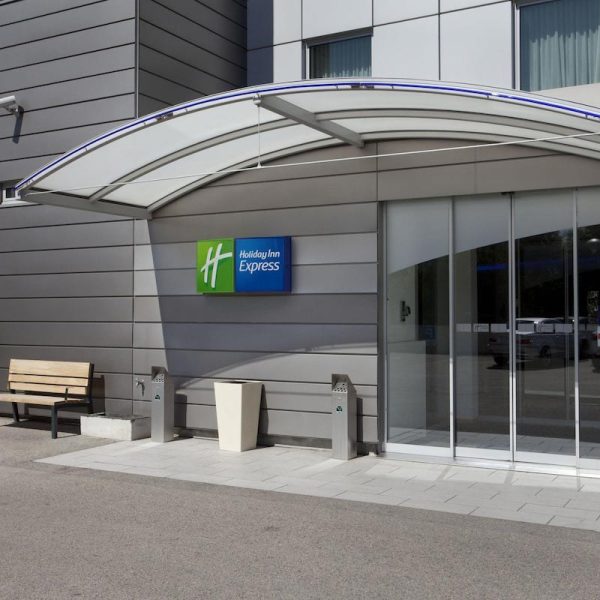 Yeganehtours.com-Holiday-Inn-Express-Geneva-Airport-01