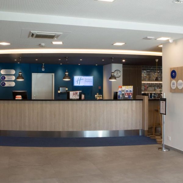 Yeganehtours.com-Holiday-Inn-Express-Geneva-Airport-02