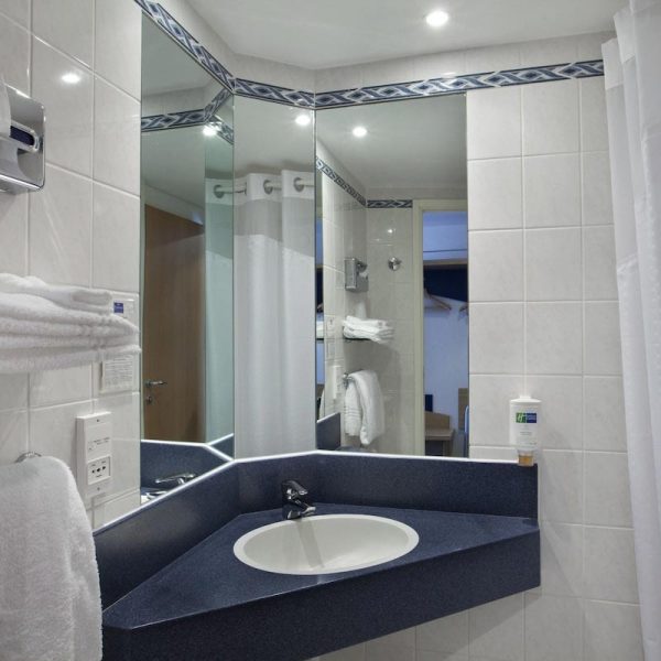 Yeganehtours.com-Holiday-Inn-Express-Geneva-Airport-03