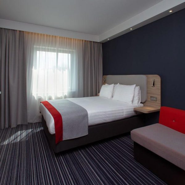 Yeganehtours.com-Holiday-Inn-Express-Geneva-Airport-10