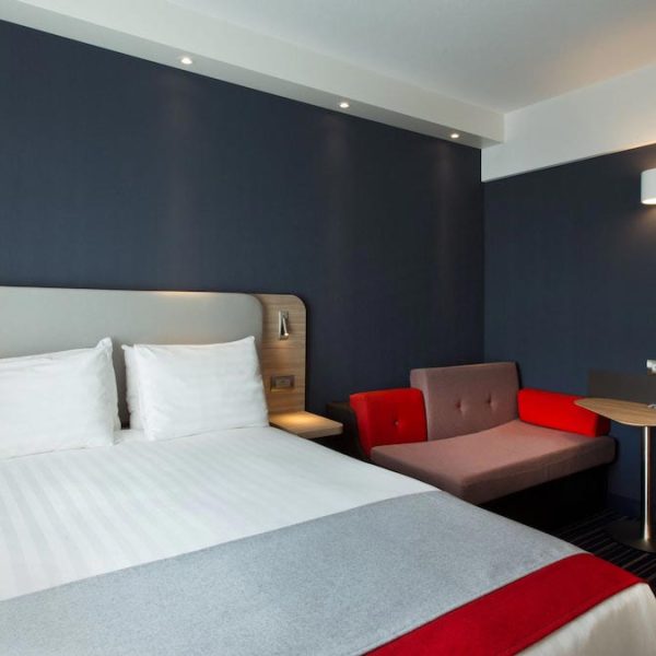 Yeganehtours.com-Holiday-Inn-Express-Geneva-Airport-11