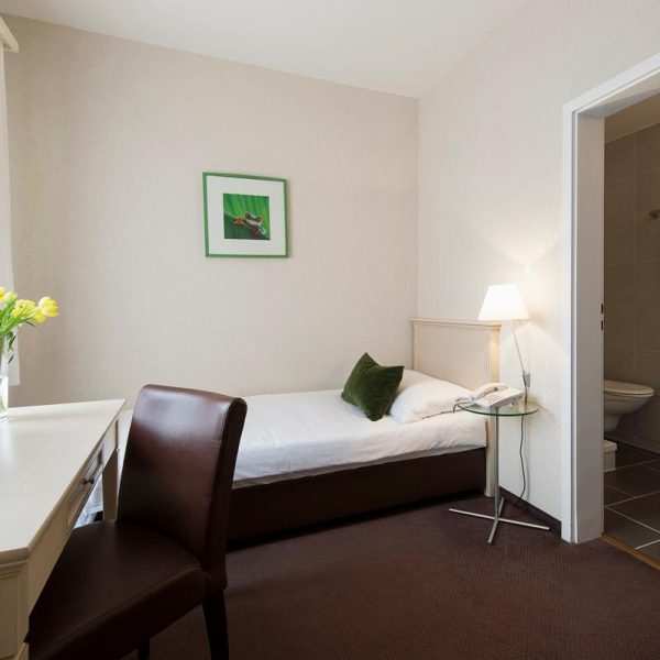 Yeganehtours.com-Hotel-Neufeld-Zurich-11