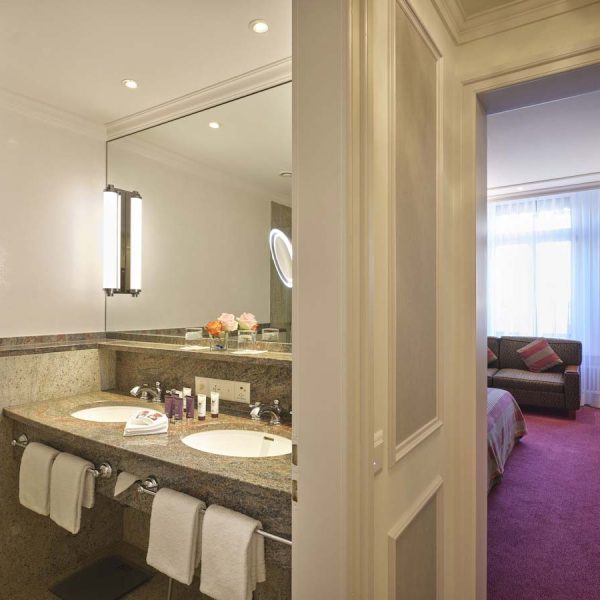 Yeganehtours.com-Hotel-Schweizerhof-Zurich-10 Yeganehtours com Hotel Schweizerhof Zurich 10